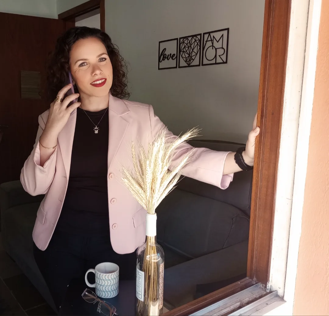 Helen Correia, psicóloga clínica e perinatal, em seu consultório em Porto Alegre